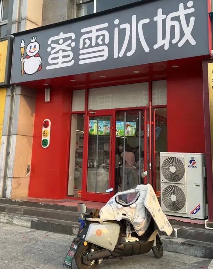 三河市牌匾禁用红蓝色，视频显示市监负责人曾说：红色让人烦躁，蓝色俗