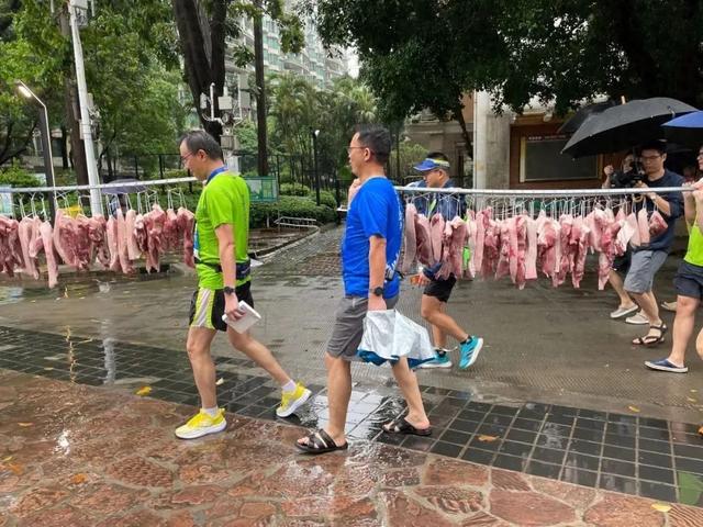 广州一小区喊业主减肥，减重一斤奖一斤猪肉